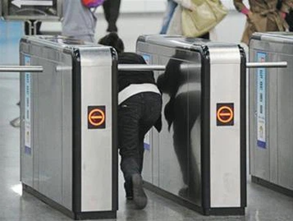 Dạy con tiết kiệm chứ không phải tằn tiện, nếu trẻ có những biểu hiện này tương lai rất khó tiến xa, bố mẹ tuyệt đối đừng xem thường-4