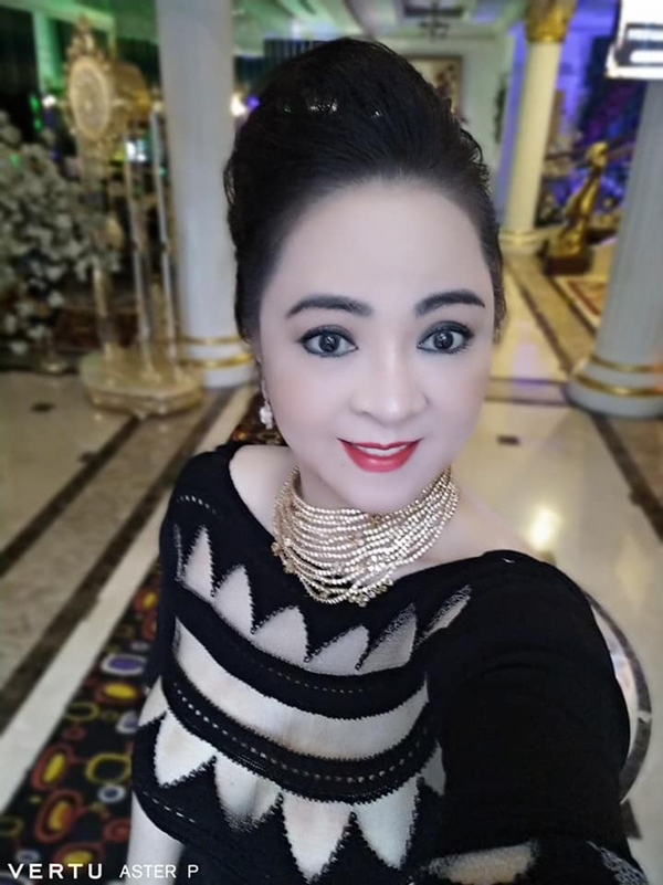 Bà Phương Hằng khoe ảnh selfie với toàn kim cương, vàng bạc, nhưng chiếc điện thoại quý tộc có giá hàng trăm triệu mới là tâm điểm soi của netizen-2