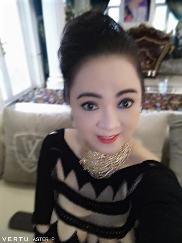 Bà Phương Hằng khoe ảnh selfie với toàn kim cương, vàng bạc, nhưng chiếc điện thoại quý tộc có giá hàng trăm triệu mới là tâm điểm soi của netizen-3