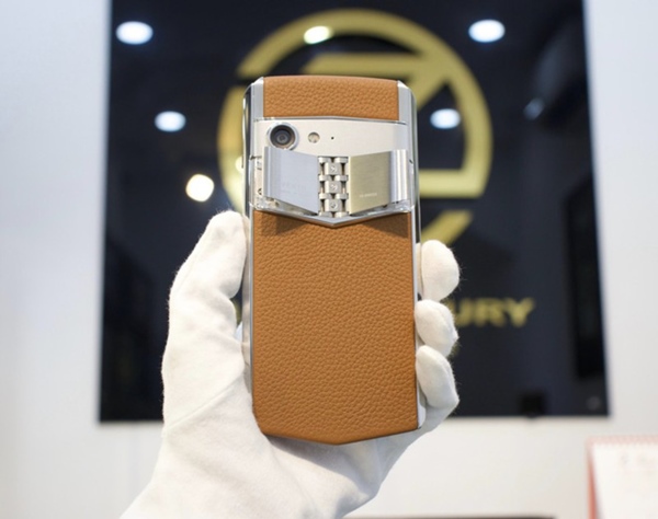 Bà Phương Hằng khoe ảnh selfie với toàn kim cương, vàng bạc, nhưng chiếc điện thoại quý tộc có giá hàng trăm triệu mới là tâm điểm soi của netizen-5