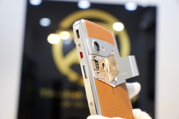 Bà Phương Hằng khoe ảnh selfie với toàn kim cương, vàng bạc, nhưng chiếc điện thoại quý tộc có giá hàng trăm triệu mới là tâm điểm soi của netizen-6