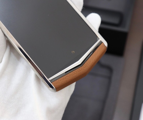 Bà Phương Hằng khoe ảnh selfie với toàn kim cương, vàng bạc, nhưng chiếc điện thoại quý tộc có giá hàng trăm triệu mới là tâm điểm soi của netizen-7