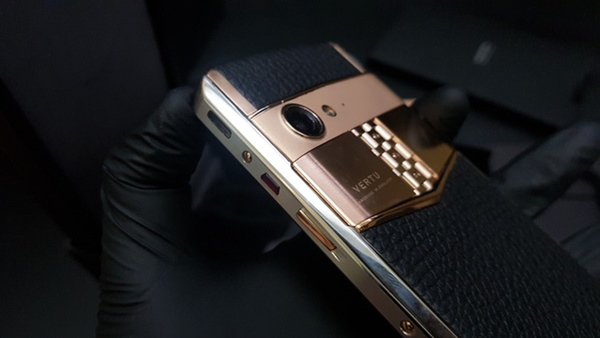 Bà Phương Hằng khoe ảnh selfie với toàn kim cương, vàng bạc, nhưng chiếc điện thoại quý tộc có giá hàng trăm triệu mới là tâm điểm soi của netizen-8
