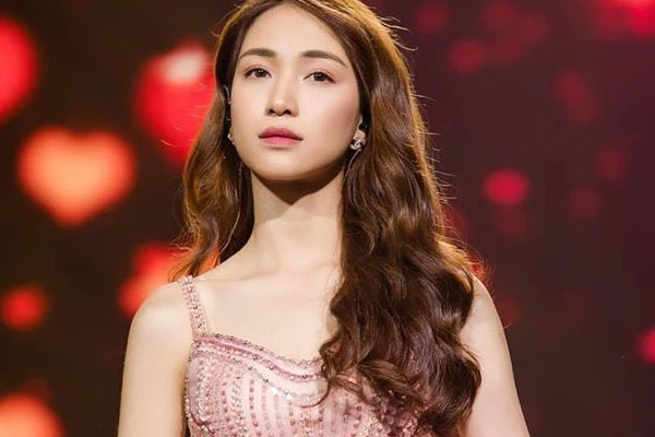 Lộ ảnh hiếm cả gia đình Hoà Minzy trong tiệc thôi nôi của quý tử, tổ chức hoành tráng trên du thuyền mà giữ kín như bưng-7