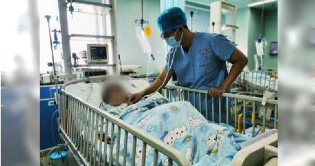 Bé 4 tuổi nhập viện sau khi uống nước mát gia truyền để giải nhiệt, bà nội khóc ròng khi vô ý lại đầu độc cháu mình-1