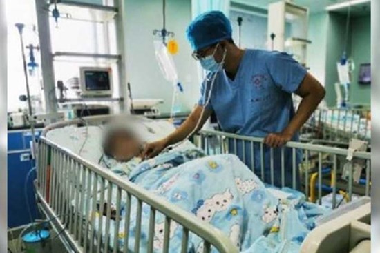 Bé 4 tuổi nhập viện sau khi uống nước mát