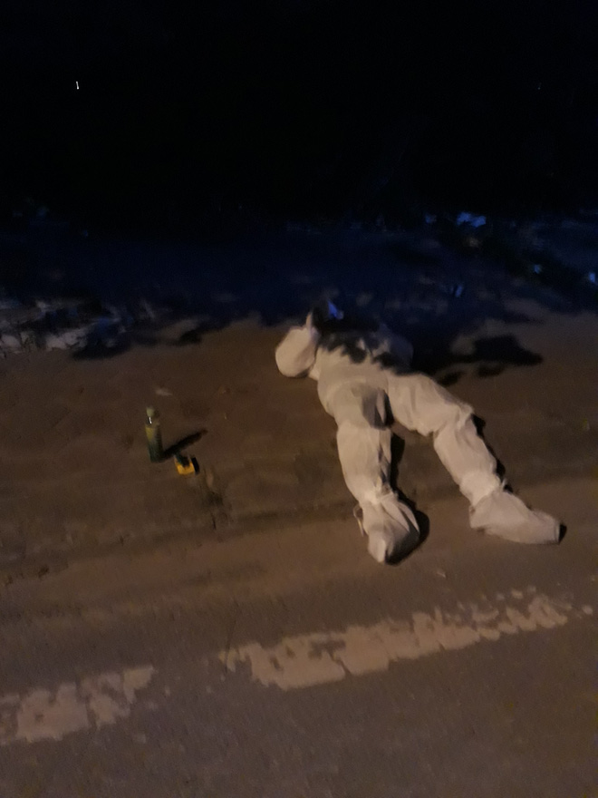 Xúc động hình ảnh những bác sĩ tuyến đầu chống dịch áo mũ kín mít, tranh thủ nằm nghỉ bên vệ đường-3