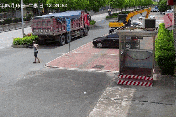 Xe máy bất ngờ bốc cháy khi người đàn ông đang sửa-1