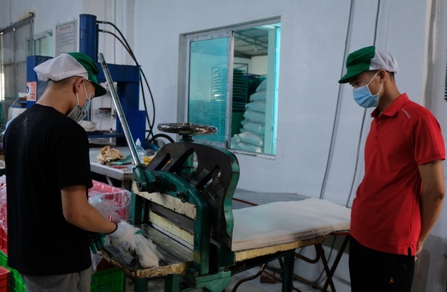 8X gác 2 bằng đại học về quê làm bánh đa nem, thu tiền tỷ mỗi năm-2