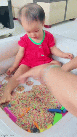 Lấy gạo cho con làm đồ chơi, cô gái bị dân mạng cho là lãng phí, người không có ăn lại đem ra nghịch” gây tranh cãi trên mạng xã hội-2