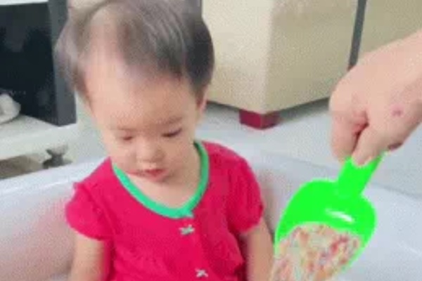 Ngồi trông xe cho mẹ giữa trời mưa, cậu bé có hành động bất ngờ làm bao người lớn tan chảy-4