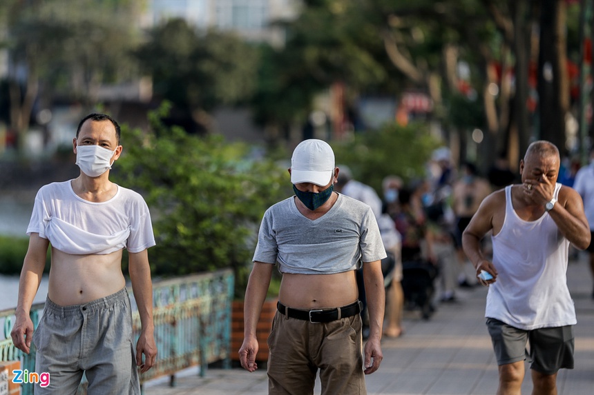 Nhiều người vượt rào chắn chống dịch Covid-19 để check-in hồ Tây-2