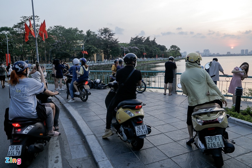 Nhiều người vượt rào chắn chống dịch Covid-19 để check-in hồ Tây-10