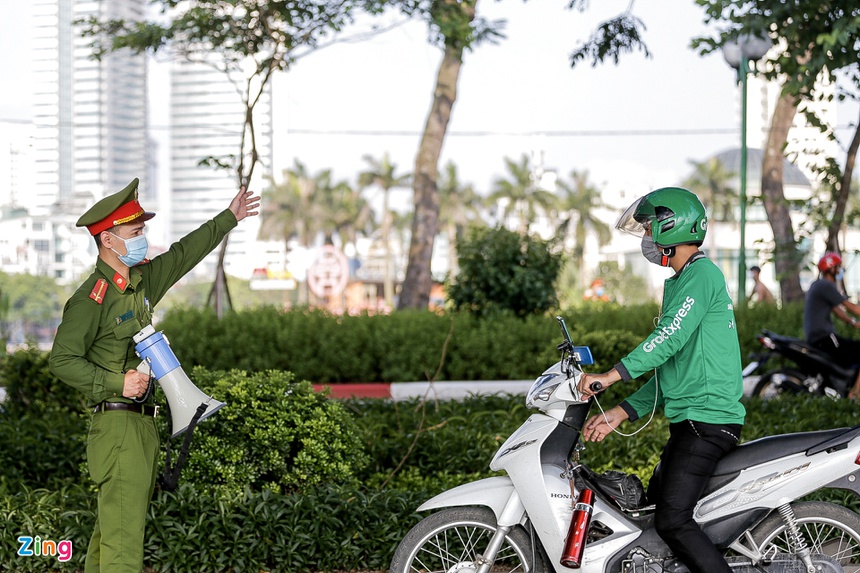 Nhiều người vượt rào chắn chống dịch Covid-19 để check-in hồ Tây-5