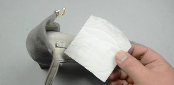 Đi giày cao gót có mỏi chân như vẫn tưởng? Hướng dẫn bạn một mẹo nhỏ để mỗi lần xỏ chân vào còn thoải mái hơn đi giày bệt-4