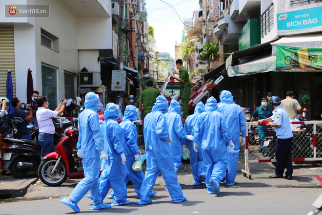 Chủ quán ăn ở quận 3 có kết quả khẳng định dương tính, TP. HCM thần tốc truy vết lấy mẫu xét nghiệm toàn bộ cư dân-7