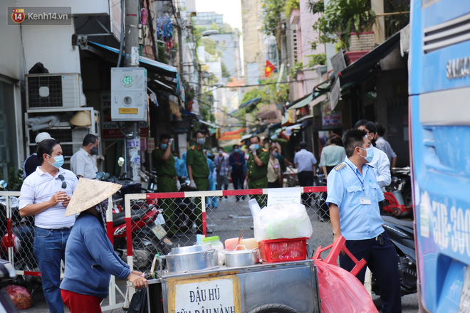 Chủ quán ăn ở quận 3 có kết quả khẳng định dương tính, TP. HCM thần tốc truy vết lấy mẫu xét nghiệm toàn bộ cư dân-14