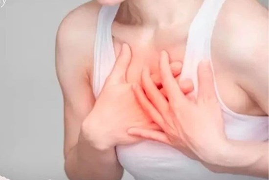 Cảm giác bỏng rát ngực: Một triệu chứng khẩn cấp của COVID-19 tuyệt đối không được bỏ qua