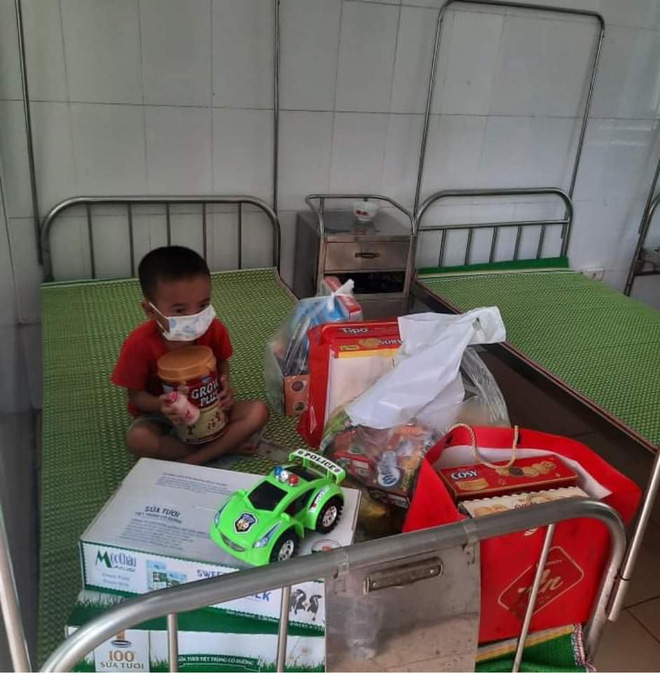 Xót xa hình ảnh cháu bé 4 tuổi mắc Covid-19 tay ôm khư khư hộp sữa, mặc đồ bảo hộ kín mít trong khu cách ly-1