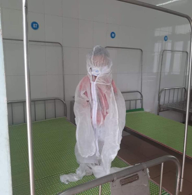 Xót xa hình ảnh cháu bé 4 tuổi mắc Covid-19 tay ôm khư khư hộp sữa, mặc đồ bảo hộ kín mít trong khu cách ly-4