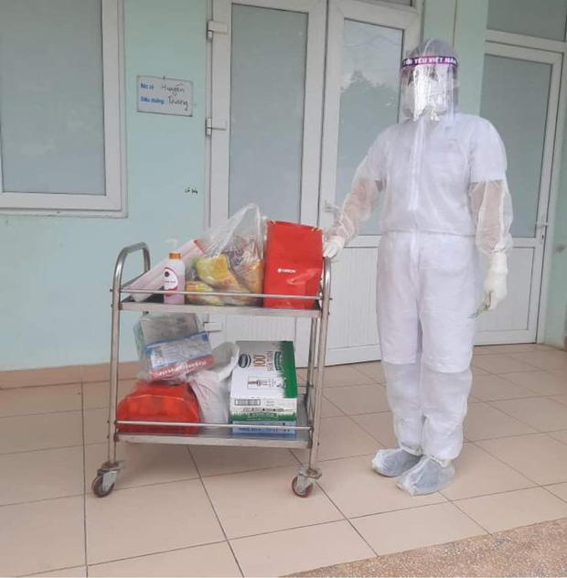 Xót xa hình ảnh cháu bé 4 tuổi mắc Covid-19 tay ôm khư khư hộp sữa, mặc đồ bảo hộ kín mít trong khu cách ly-5