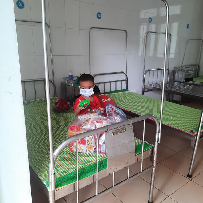 Xót xa hình ảnh cháu bé 4 tuổi mắc Covid-19 tay ôm khư khư hộp sữa, mặc đồ bảo hộ kín mít trong khu cách ly-7