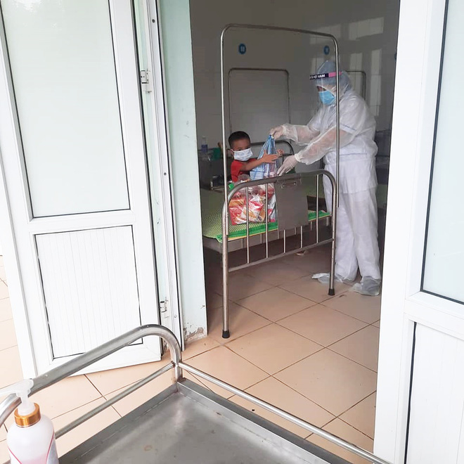 Xót xa hình ảnh cháu bé 4 tuổi mắc Covid-19 tay ôm khư khư hộp sữa, mặc đồ bảo hộ kín mít trong khu cách ly-8