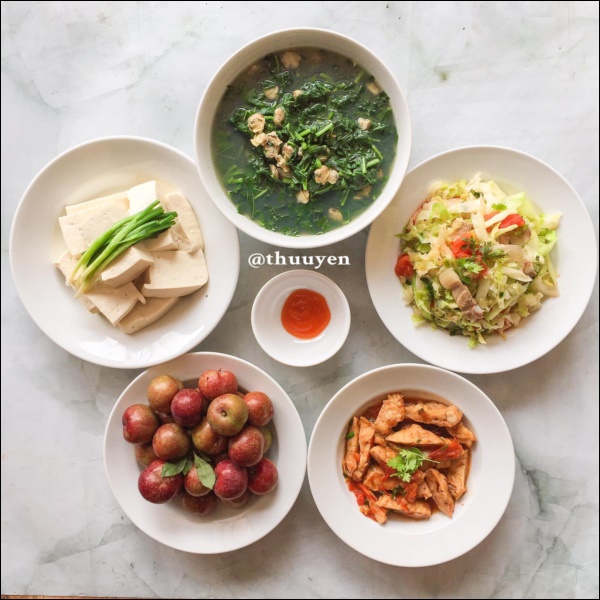 Biết nấu ăn từ năm 8 tuổi, sinh viên&nbsp;Hải Dương vào bếp cả tuần không lặp&nbsp;món, nhìn mâm cơm gia đình 3 thế hệ ai cũng trầm trồ-7