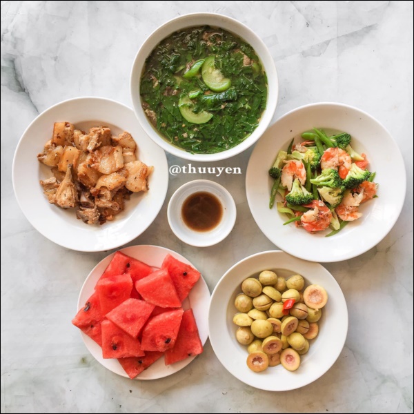 Biết nấu ăn từ năm 8 tuổi, sinh viên&nbsp;Hải Dương vào bếp cả tuần không lặp&nbsp;món, nhìn mâm cơm gia đình 3 thế hệ ai cũng trầm trồ-13