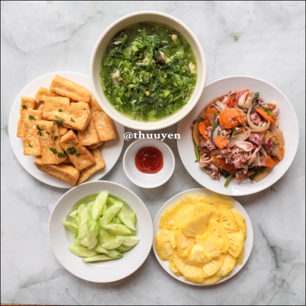 Biết nấu ăn từ năm 8 tuổi, sinh viên&nbsp;Hải Dương vào bếp cả tuần không lặp&nbsp;món, nhìn mâm cơm gia đình 3 thế hệ ai cũng trầm trồ-15