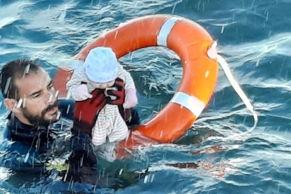 Thi thể em bé di cư nằm trơ trọi giữa bãi biển gây chấn động dư luận, thảm kịch trên hành trình tìm miền đất hứa bao giờ mới chấm dứt?-5