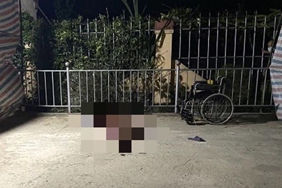 Người đàn ông ngồi xe lăn bị gã hàng xóm cầm dao chém liên tiếp đến tử vong