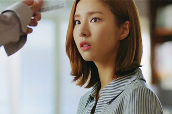 Đêm tân hôn, mẹ chồng ngồi sừng sững trên giường cưới để rồi khi biết lý do, tôi run rẩy sợ hãi-2