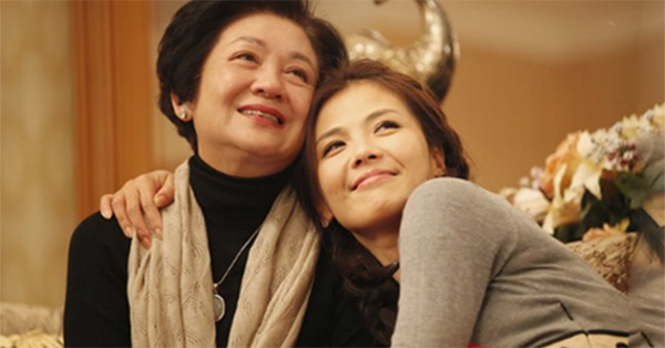 Ngày bố chồng mất, mẹ chồng diện váy cưới hát hò om sòm, tôi xấu hổ bảo mẹ dừng lại thì lặng người nghe bà tiết lộ-1