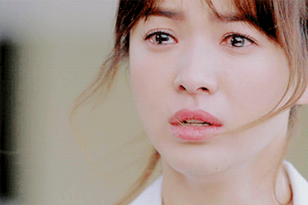 Ngày bố chồng mất, mẹ chồng diện váy cưới hát hò om sòm, tôi xấu hổ bảo mẹ dừng lại thì lặng người nghe bà tiết lộ