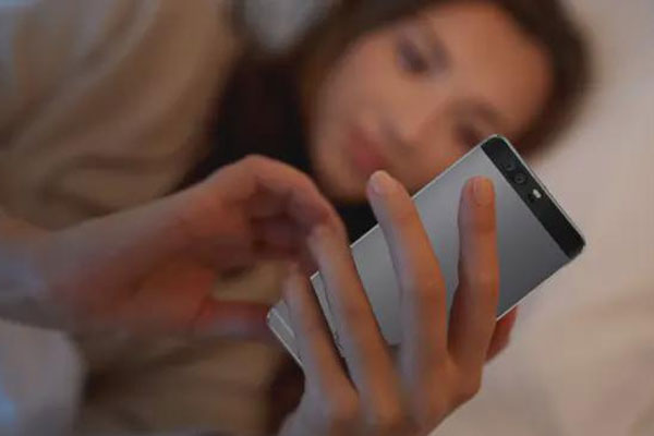 Kiểm tra điện thoại của chồng thì phát hiện số lạ, tôi tò mò gọi thử ai ngờ ngày hôm sau được chuyển 2 tỷ vào tài khoản-1