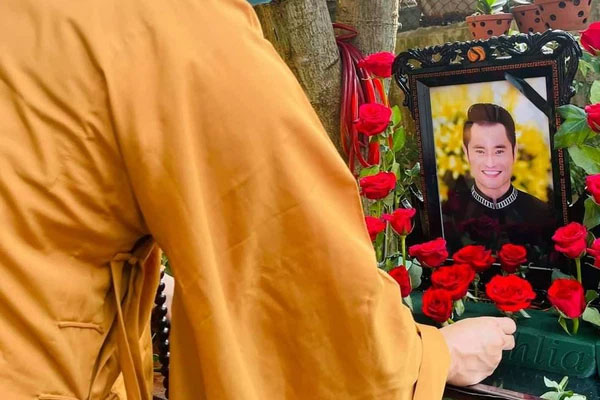 Đám tang NTK Nhật Dũng: Cha già bật khóc đứng vái lạy, nghẹn ngào nói con đi rồi còn ba ở lại-12