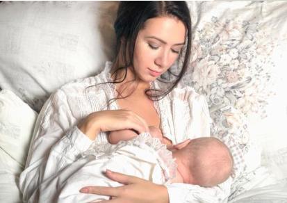 Sau khi sinh con, tính tình vợ bỗng thay đổi rõ rệt, gây thương tích cho cả mẹ chồng chăm sóc mình-1