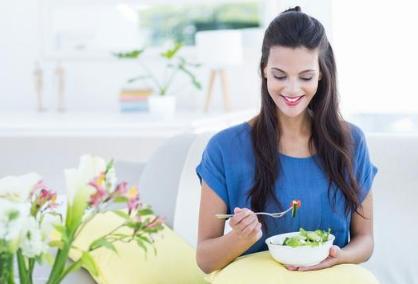 Sau khi sinh con, tính tình vợ bỗng thay đổi rõ rệt, gây thương tích cho cả mẹ chồng chăm sóc mình-5