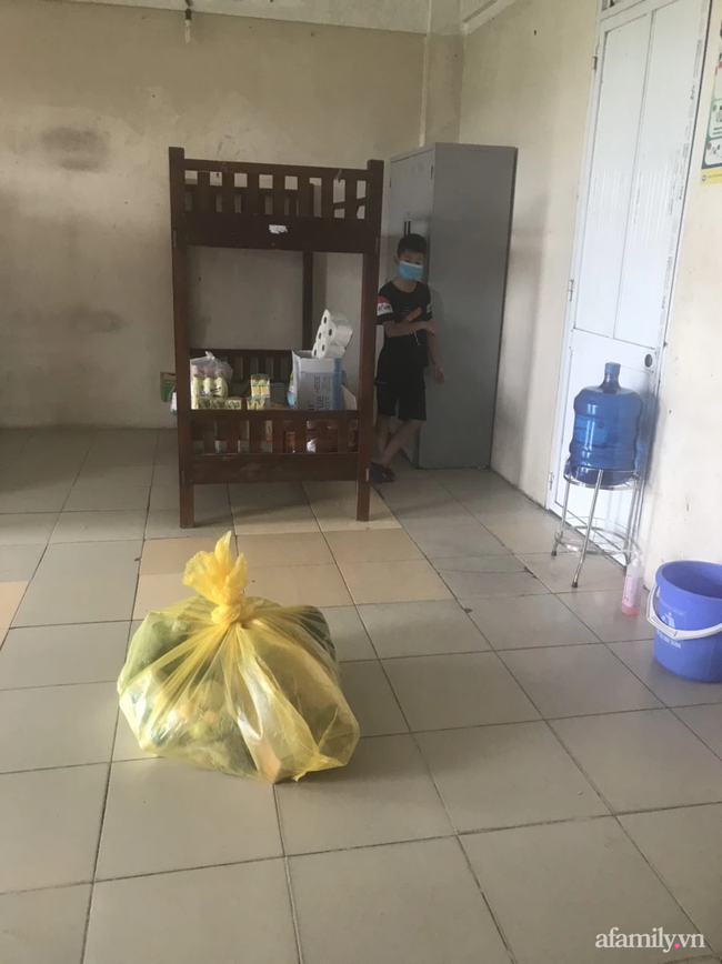 Bố mắc COVID-19 rồi qua đời, hai bé gái bơ vơ, bấu víu vào nhau trong khu cách ly giữa tâm dịch Bắc Ninh-1