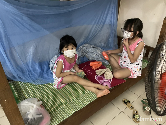 Bố mắc COVID-19 rồi qua đời, hai bé gái bơ vơ, bấu víu vào nhau trong khu cách ly giữa tâm dịch Bắc Ninh-2