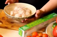 Những sai lầm nguy hiểm khi sử dụng màng bọc thực phẩm sẽ biến đồ ăn trở nên 'độc hại', làm cả nhà rước bệnh