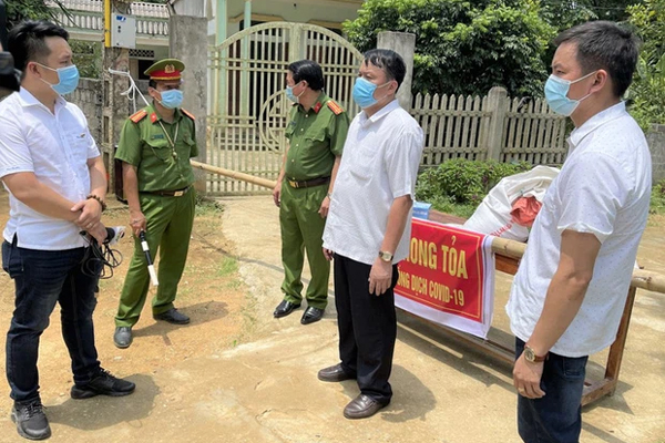 Đăng tin giun đất chữa khỏi SARS-CoV-2, 2 người ở tâm dịch bị phạt 10 triệu đồng-1