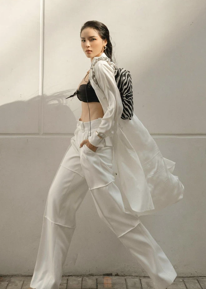 Hoa hậu Kỳ Duyên xuất hiện với chiếc bra như lơ lửng giữa tòa thiên nhiên ngồn ngộn-1