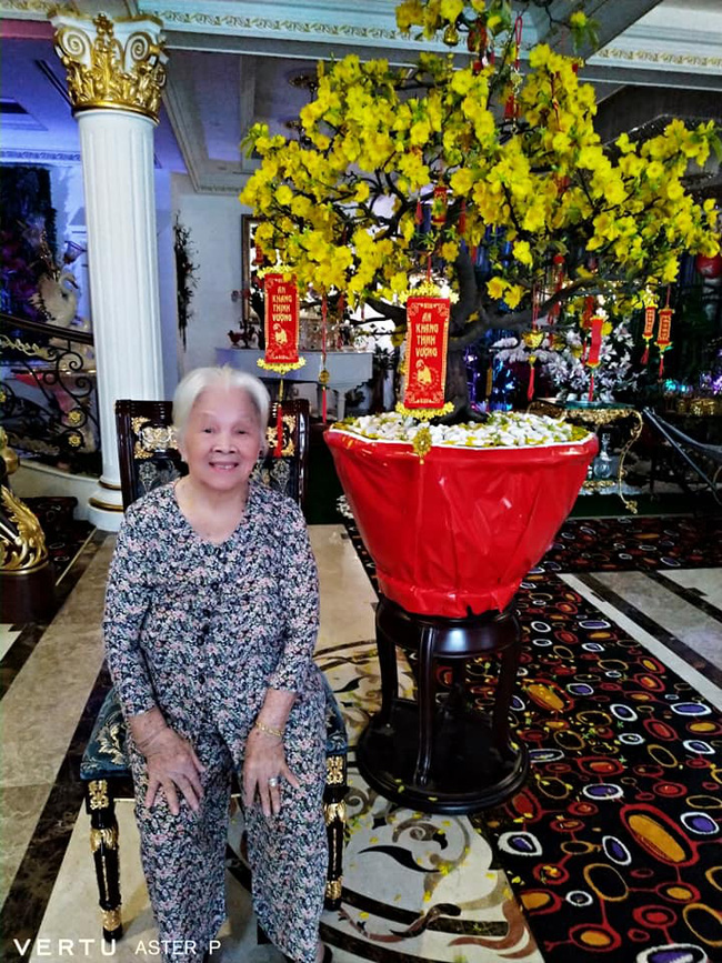 Xuất hiện ảnh bà Phương Hằng chụp cùng mẹ già 90 tuổi, người thân duy nhất bà phải phụng dưỡng mỗi tháng và chu đáo cho tài xế đưa đi đón về!-5