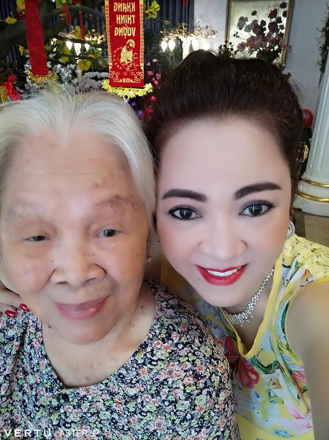 Xuất hiện ảnh bà Phương Hằng chụp cùng mẹ già 90 tuổi, người thân duy nhất bà phải phụng dưỡng mỗi tháng và chu đáo cho tài xế đưa đi đón về!-3