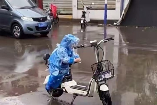 Ngồi trông xe cho mẹ giữa trời mưa, cậu bé có hành động bất ngờ làm bao người lớn tan chảy