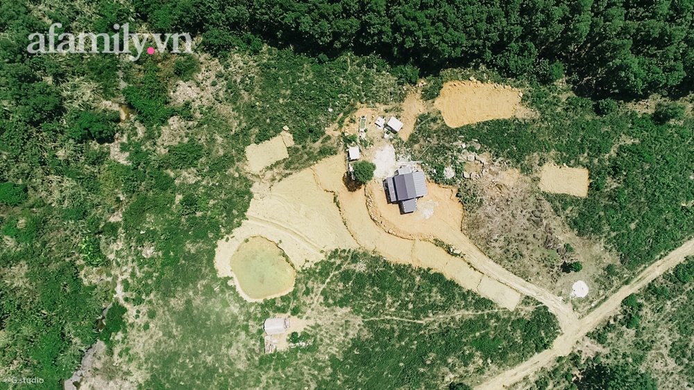 Cặp vợ chồng trẻ bỏ phố về quê xây ngôi nhà nhỏ trên mảnh đồi 2ha phủ quanh toàn hoa cỏ đồng nội như vườn Châu Âu-2