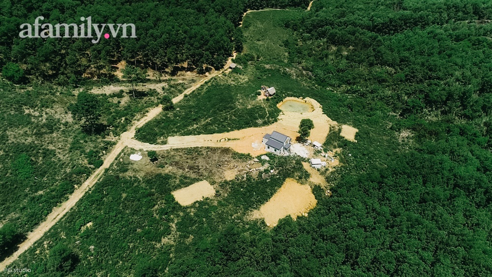 Cặp vợ chồng trẻ bỏ phố về quê xây ngôi nhà nhỏ trên mảnh đồi 2ha phủ quanh toàn hoa cỏ đồng nội như vườn Châu Âu-3