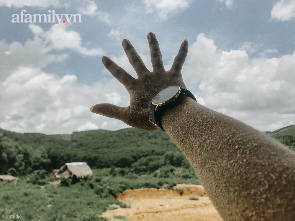 Cặp vợ chồng trẻ bỏ phố về quê xây ngôi nhà nhỏ trên mảnh đồi 2ha phủ quanh toàn hoa cỏ đồng nội như vườn Châu Âu-6